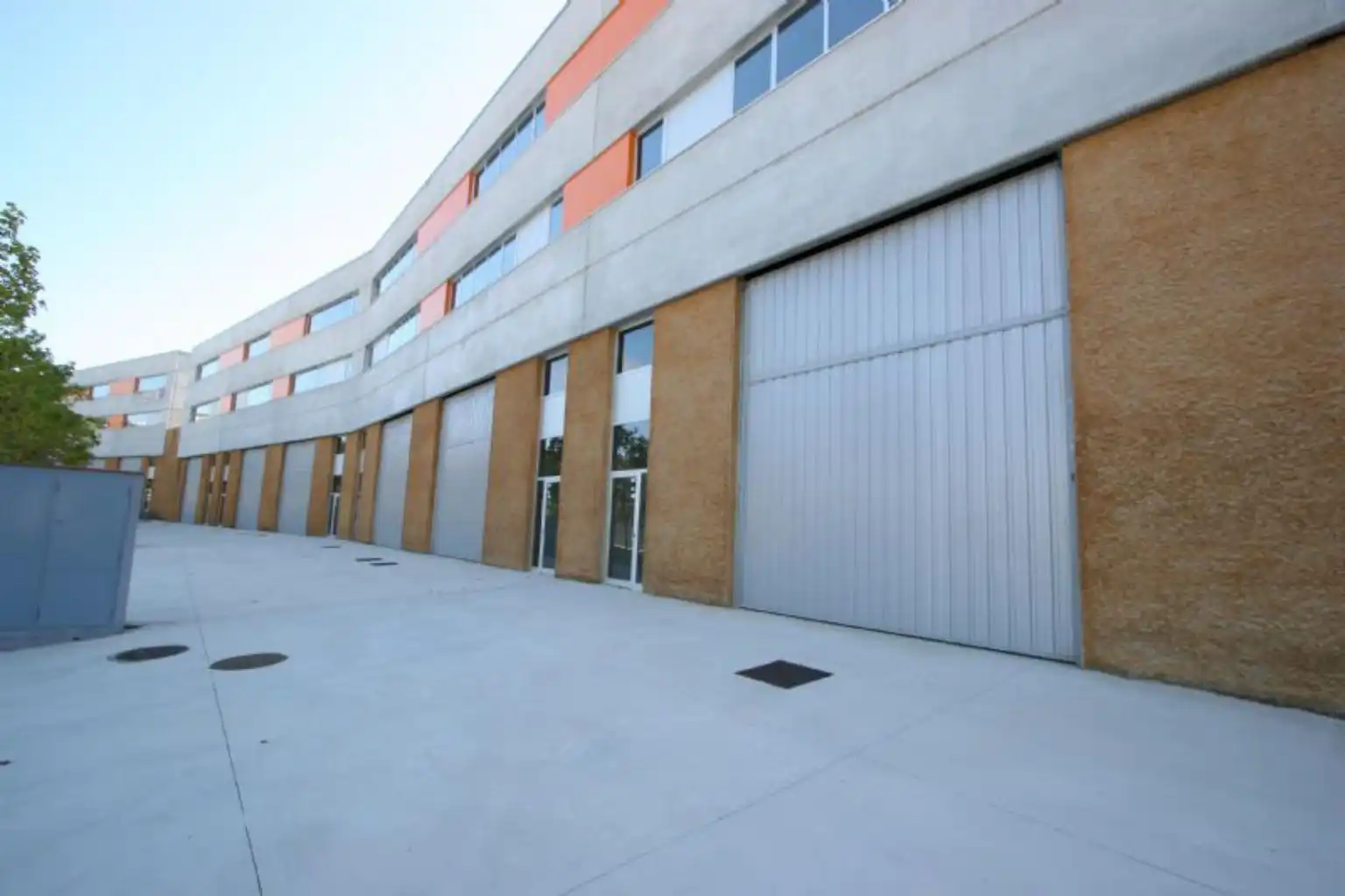 Vista exterior de Nave industrial de alquiler en Montgat
