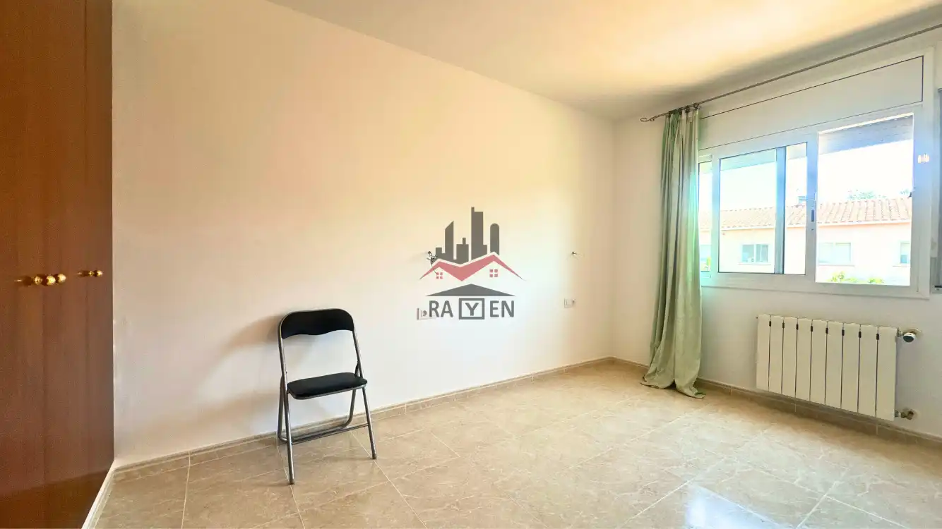 Habitación de Casa adosada en venta en Figueres con Calefacción