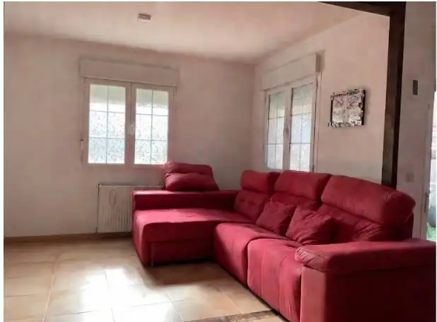 Wohnzimmer von Einfamilien-Reihenhaus zum Verkauf in Los Santos de la Humosa mit Heizung, Privatgarten und Balkon