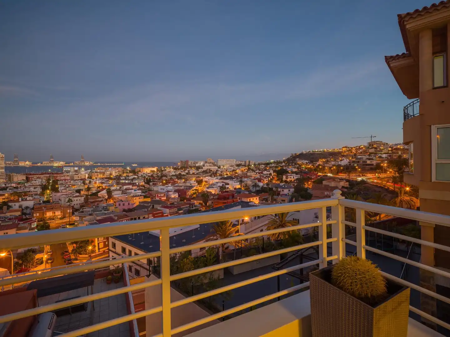 Vista exterior de Casa adosada en venda en Las Palmas de Gran Canaria amb Jardí privat, Terrassa i Traster