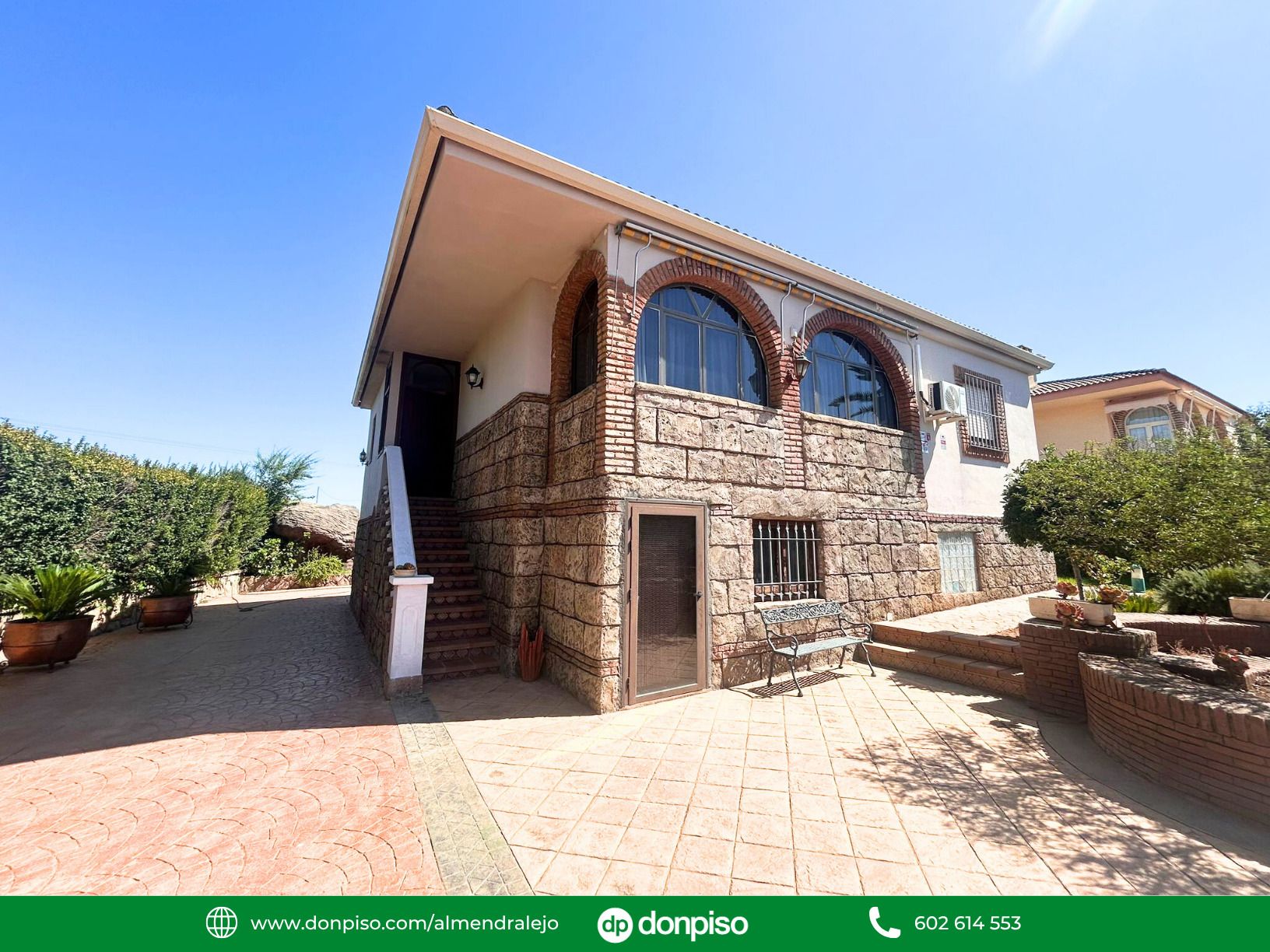 Exterior view of Single-family semi-detached for sale in Almendralejo  with Private garden and Swimming Pool