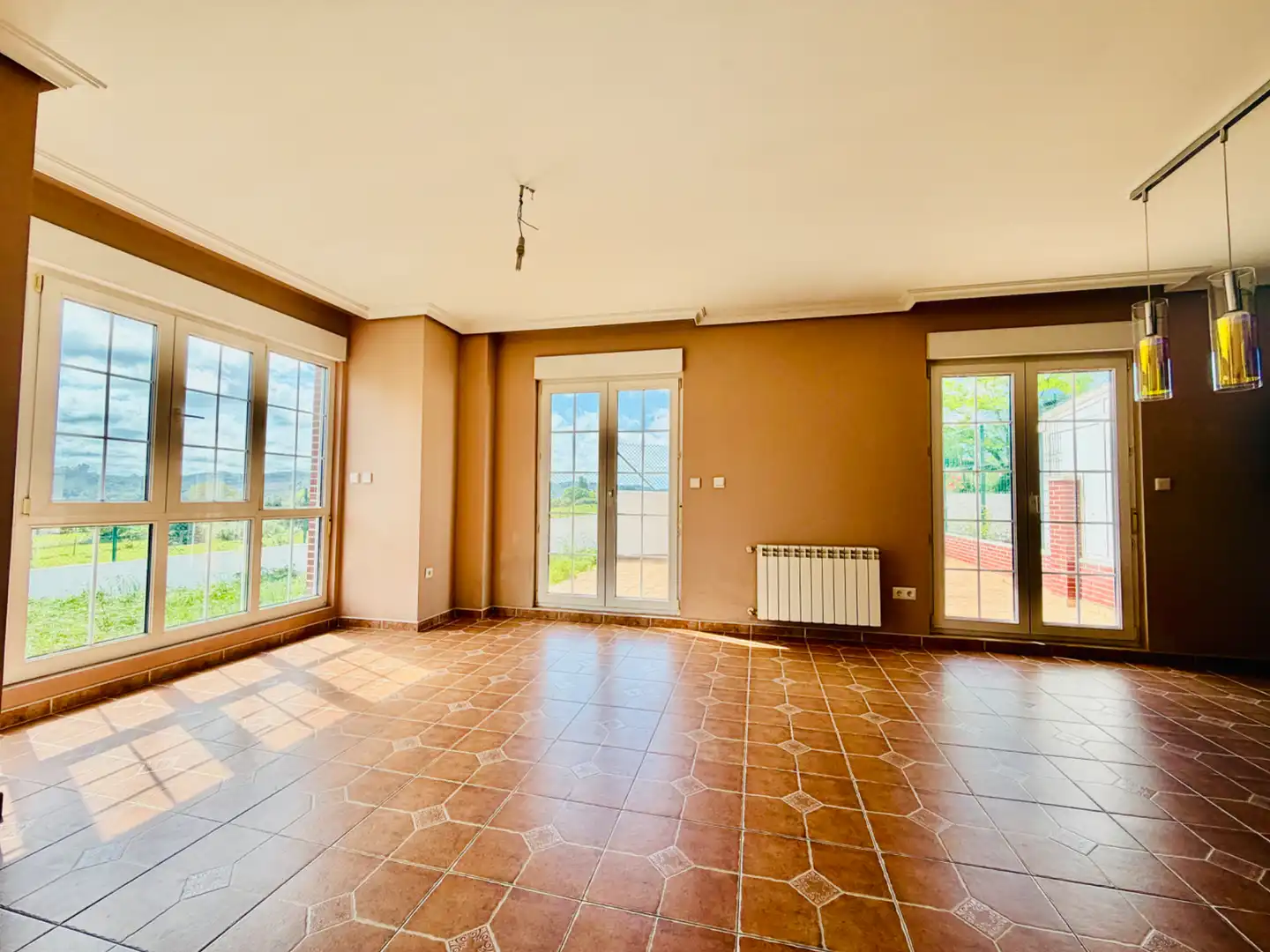 Sala d'estar de Casa adosada en venda en Camargo amb Calefacció, Jardí privat i Microones