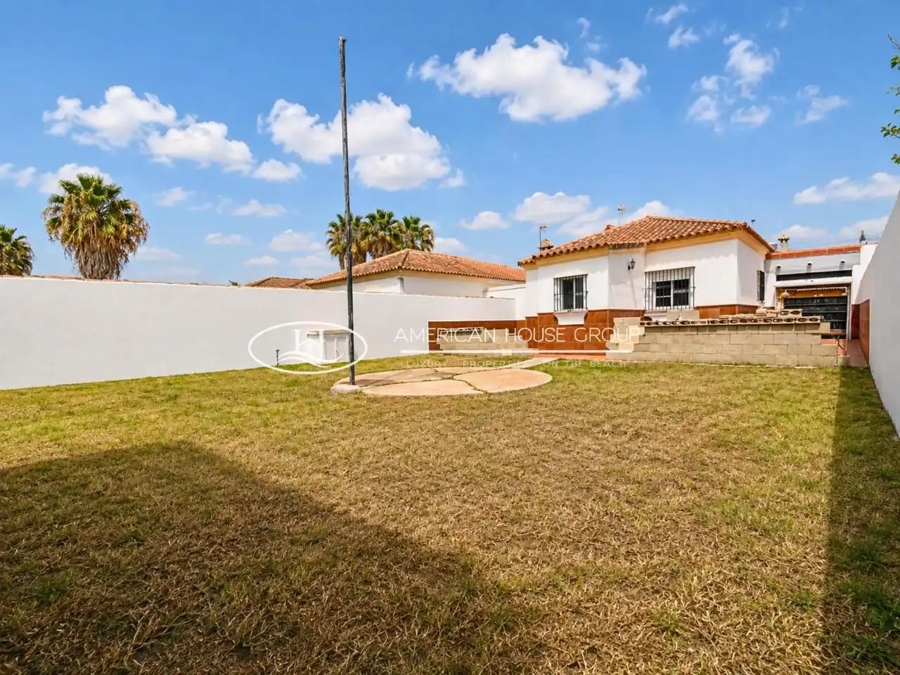 Vista exterior de Casa o xalet en venda en Chiclana de la Frontera amb Jardí privat