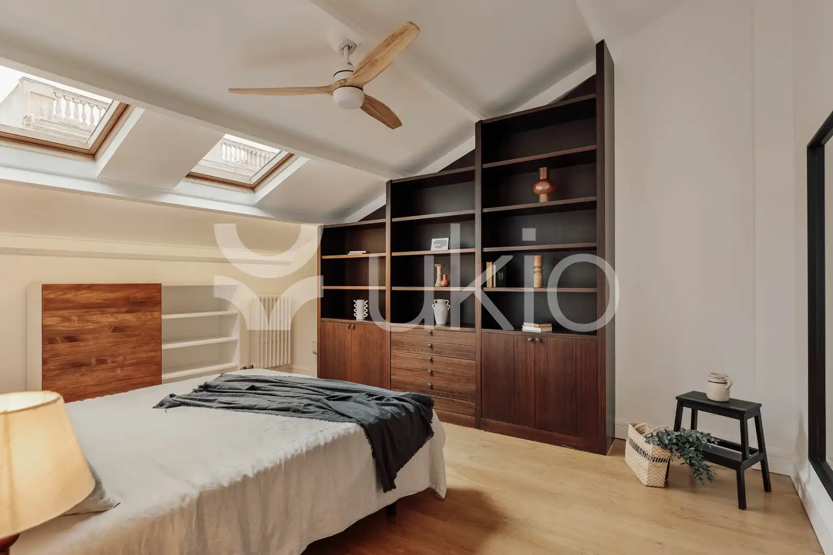 Dormitori de Apartament de lloguer en Barcelona amb Aire condicionat, Calefacció i Moblat