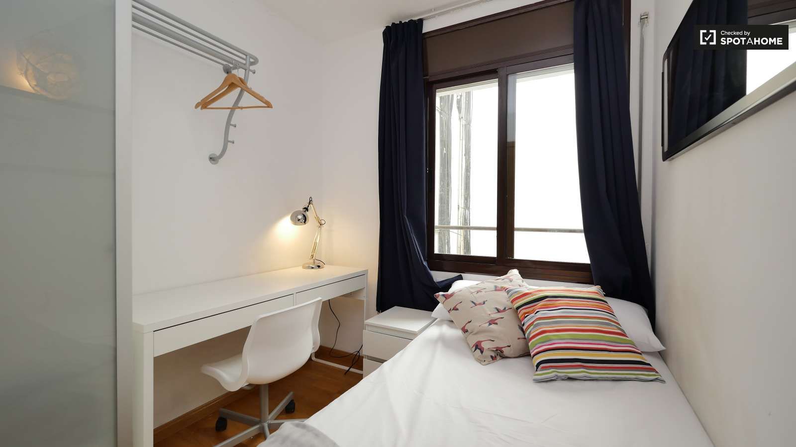 Bedroom of Flat to share in  Barcelona Capital  with Air Conditioner, Heating and Terrace