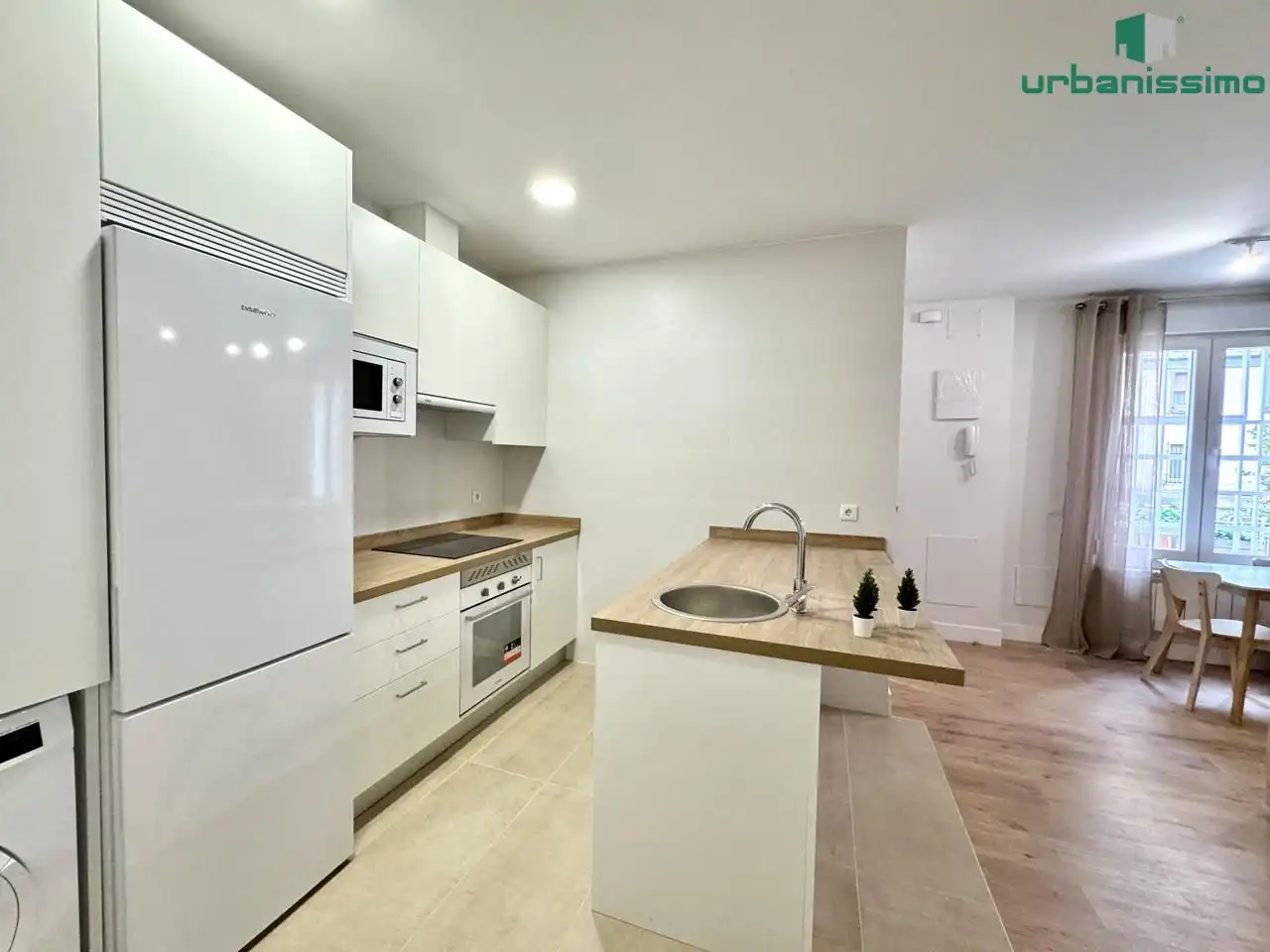 Cuina de Apartament de lloguer en Madrid amb Aire condicionat, Calefacció i Moblat