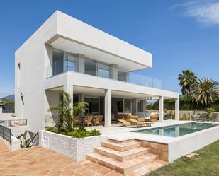 Vista exterior de Casa o xalet en venda en Marbella amb Aire condicionat, Jardí privat i Terrassa
