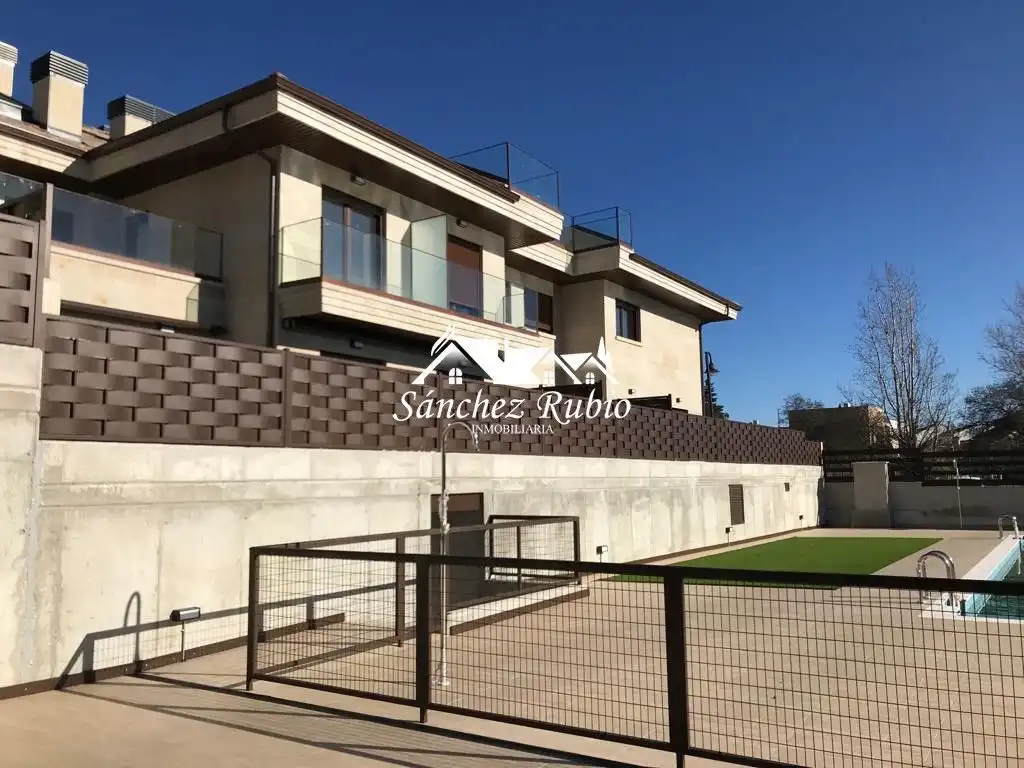 Vista exterior de Àtic de lloguer en Galapagar amb Calefacció, Terrassa i Traster