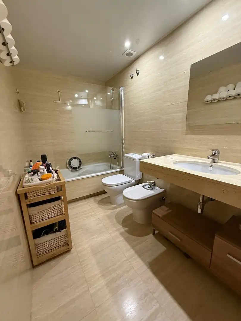 Badezimmer von Maisonette zum Verkauf in L'Hospitalet de Llobregat mit Klimaanlage, Heizung und Parkett