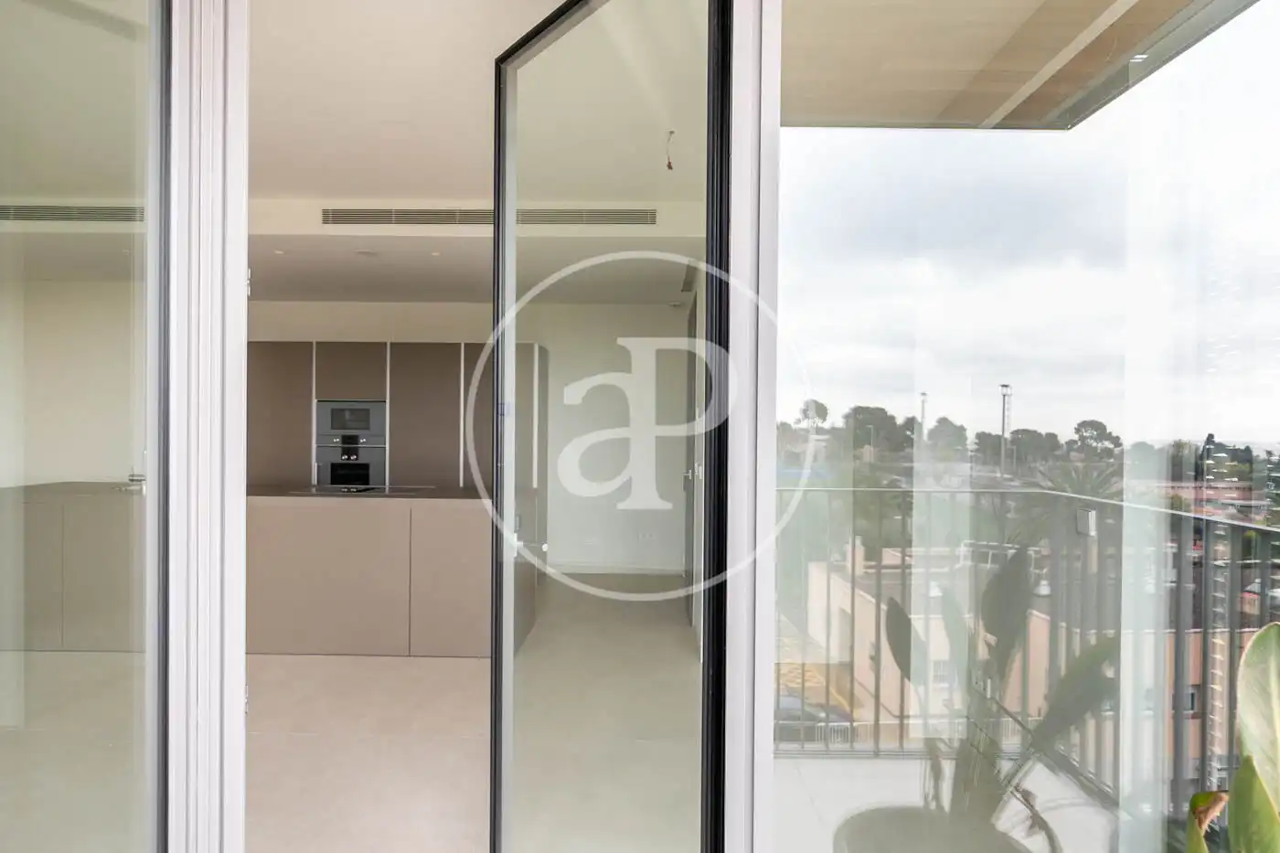 Wohnung zur Miete in Barcelona mit Klimaanlage, Heizung und Privatgarten