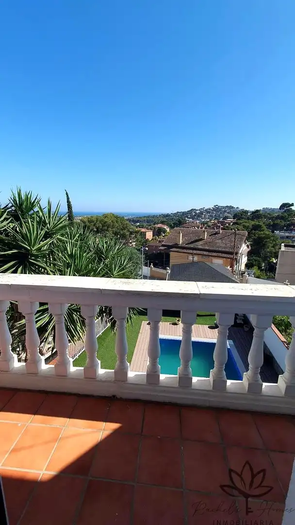 Außenansicht von Einfamilien-Reihenhaus zum Verkauf in Castelldefels mit Klimaanlage, Heizung und Privatgarten