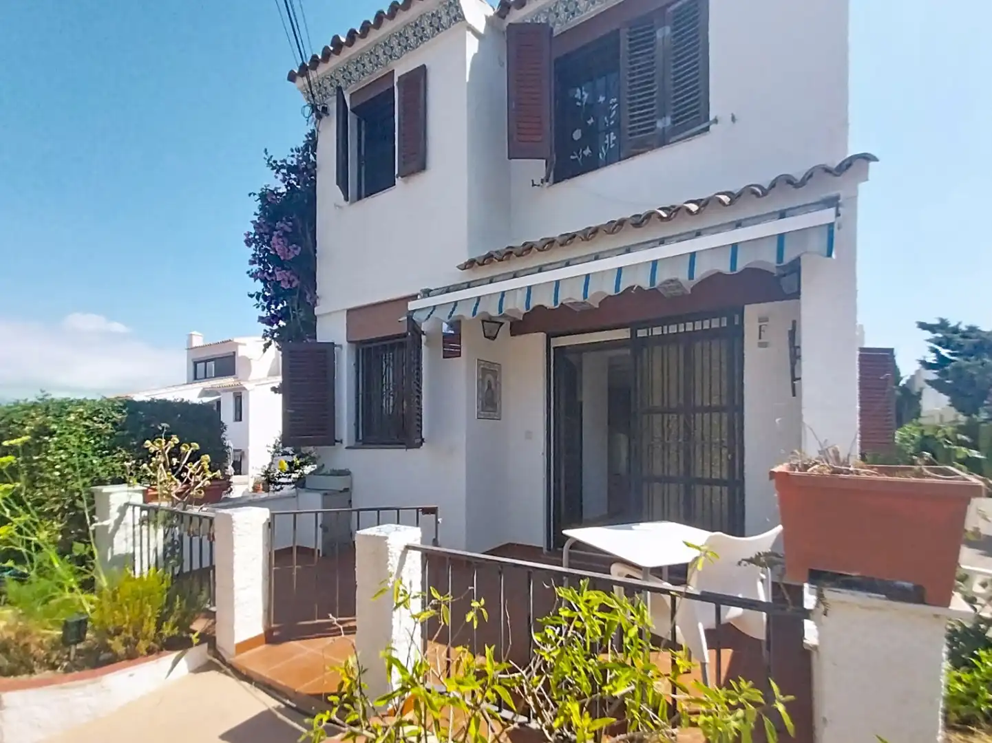 Vista exterior de Casa o xalet en venda en L'Alfàs del Pi amb Aire condicionat, Jardí privat i Terrassa