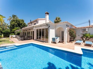 Detached house with pool for sale in Elviria - Cabopino