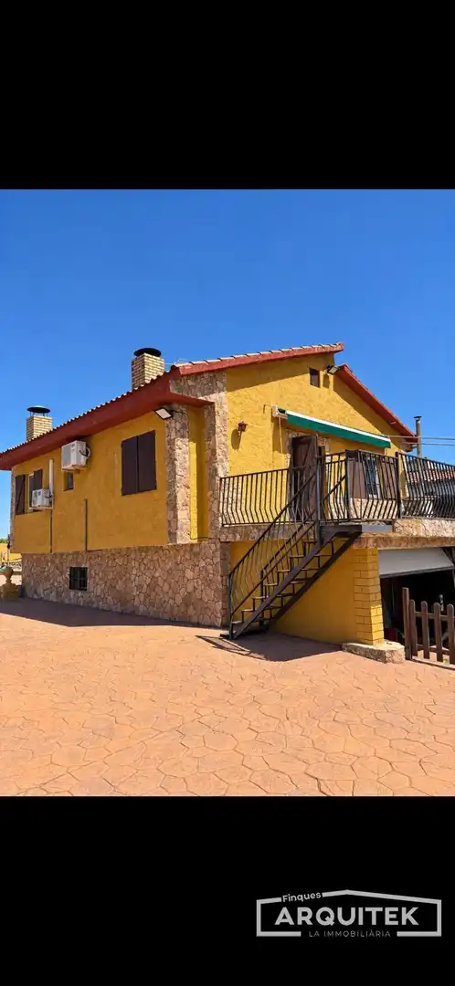 Xalet amb piscina en venda a Unica-Utxesa 1