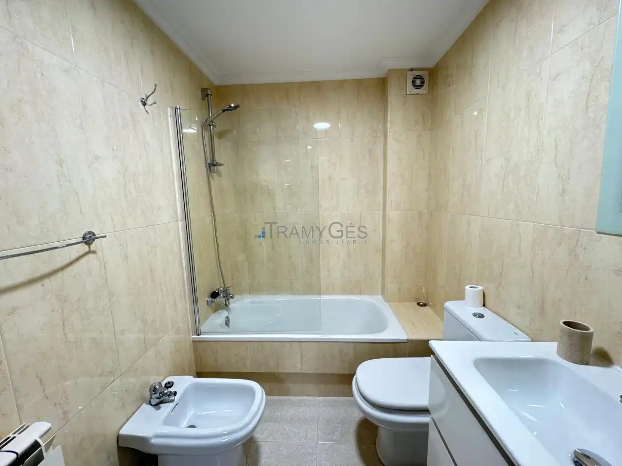 Bathroom of Apartments for rent in Vigo   with Heating, Parquet flooring and Furnished