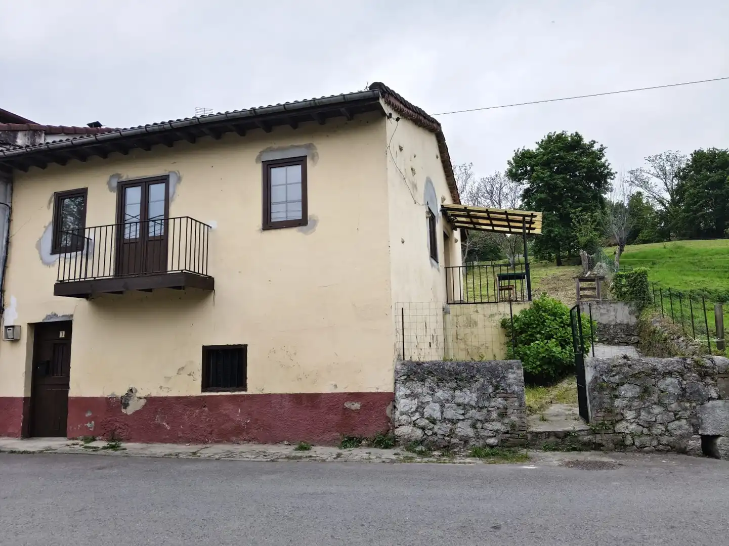 Vista exterior de Casa adosada de alquiler en Medio Cudeyo con Jardín privado, Trastero y Balcón
