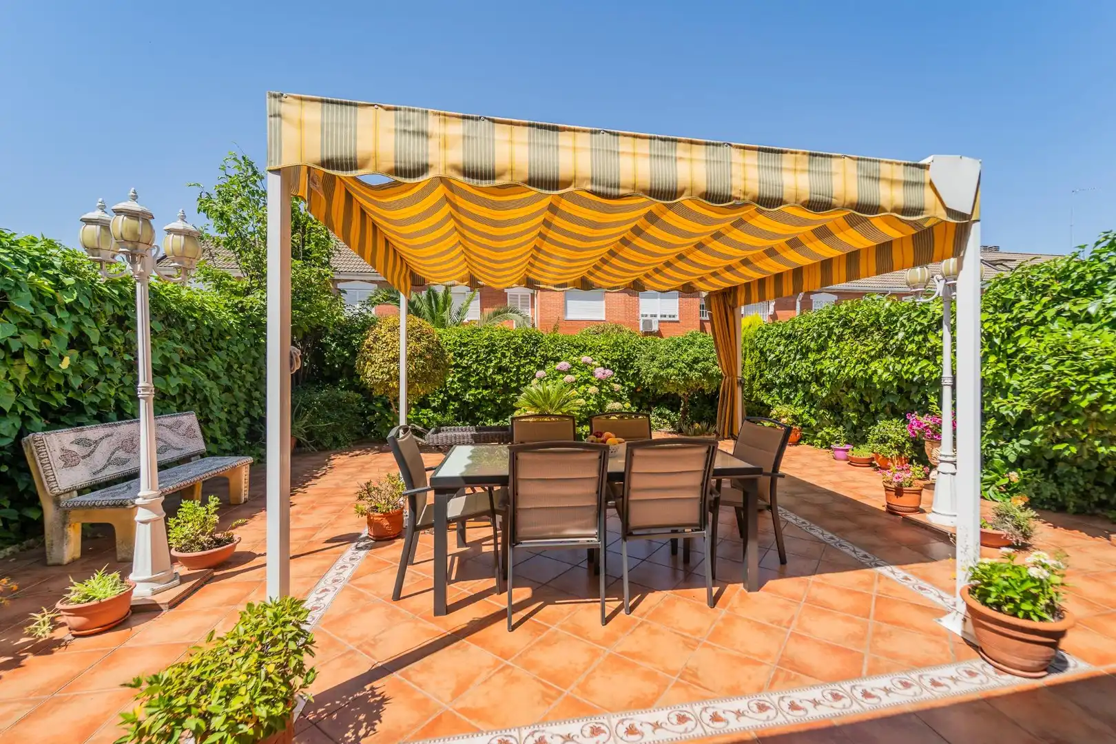 Terrasse von Einfamilien-Reihenhaus zum Verkauf in Parla mit Klimaanlage, Heizung und Privatgarten