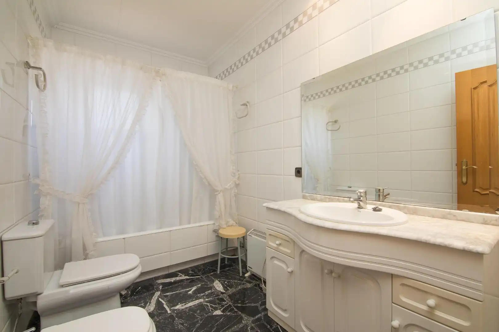 Bany de Casa o xalet en venda en Elche / Elx amb Jardí privat, Terrassa i Piscina