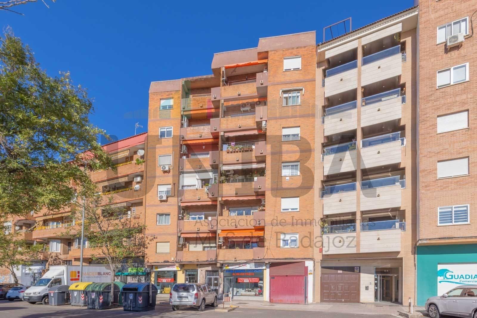 Vista exterior de Pis en venda en Badajoz Capital amb Terrassa i Balcó