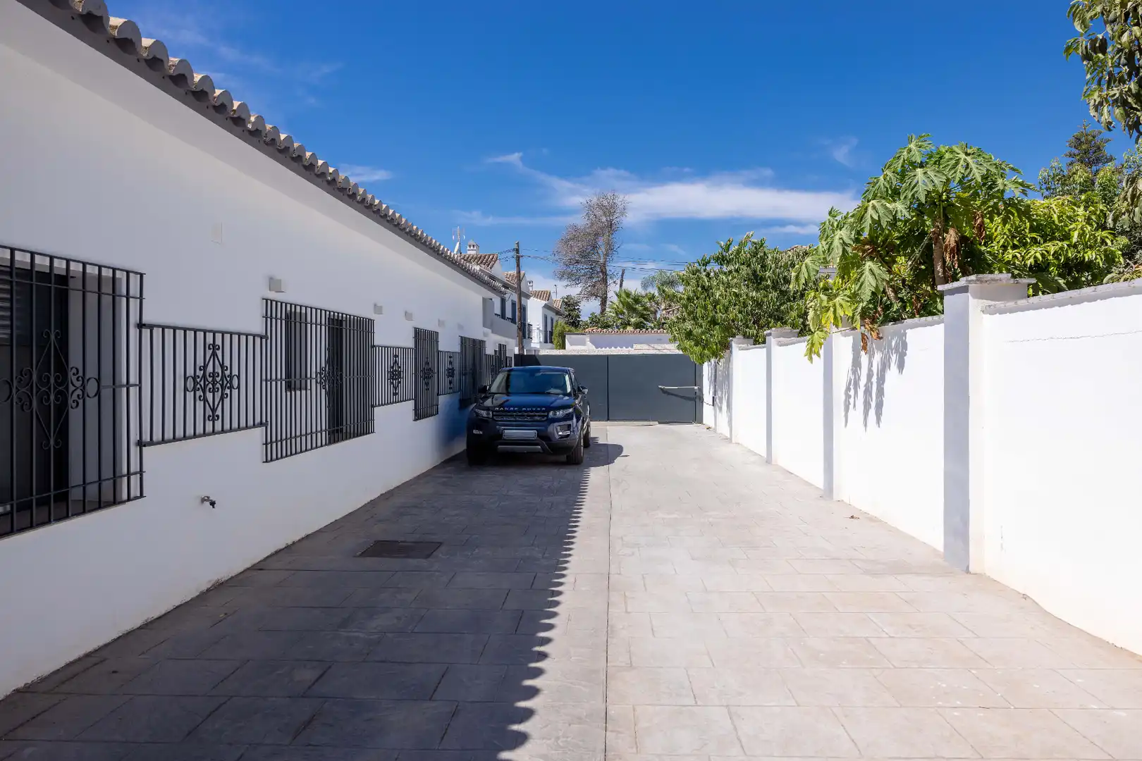Vista exterior de Casa o chalet en venta en Marbella con Aire acondicionado, Calefacción y Jardín privado