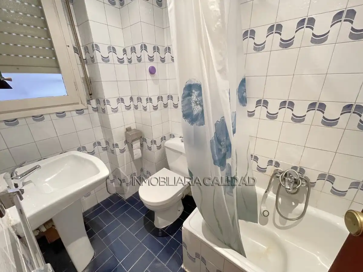 Baño de Piso de alquiler en Burgos con Calefacción y Amueblado