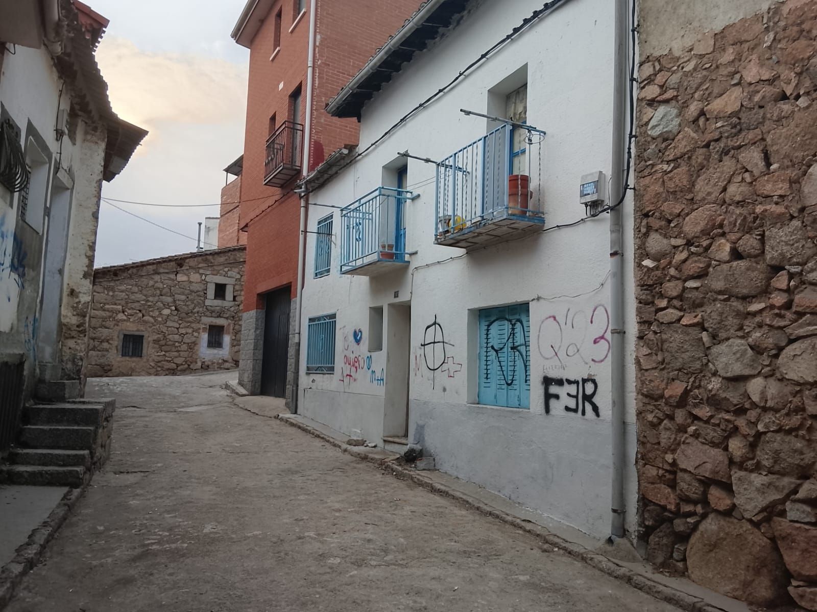 Vista exterior de Casa adosada en venda en El Hoyo de Pinares  amb Traster