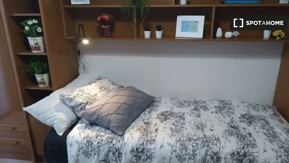 Bedroom of Flat for share in Zaragoza  with Air Conditioner, Heating and Furnished