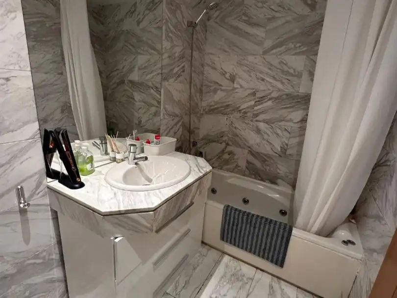 Bathroom of Flat for rent in Madrid  with Air Conditioner, Heating and Furnished