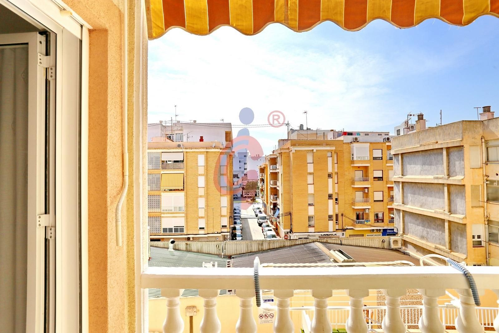 Vista exterior de Pis en venda en Guardamar del Segura amb Aire condicionat, Terrassa i Piscina comunitària