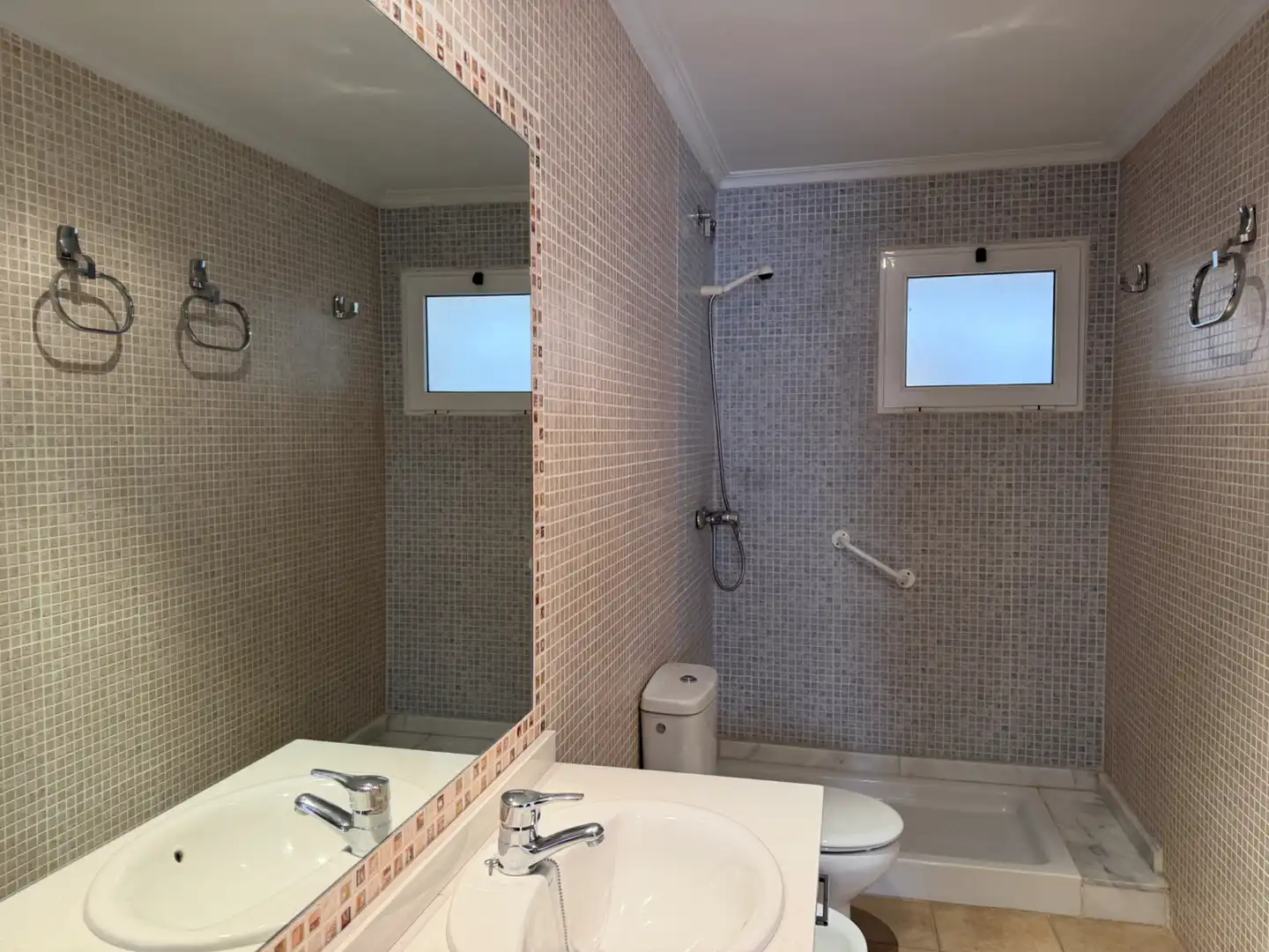 Badezimmer von Wohnung zum Verkauf in Elda mit Balkon