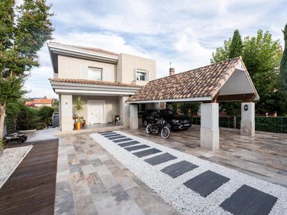 Vista exterior de Casa o xalet en venda en Torrelodones amb Terrassa, Piscina i Balcó