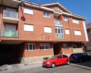 Vista exterior de Apartament en venda en León Capital  amb Calefacció, Parquet i Terrassa