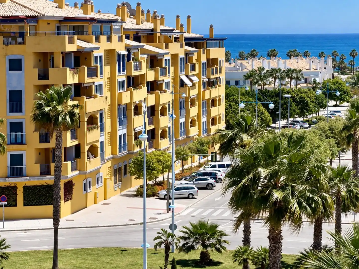 Vista exterior de Pis en venda en Marbella amb Aire condicionat i Balcó