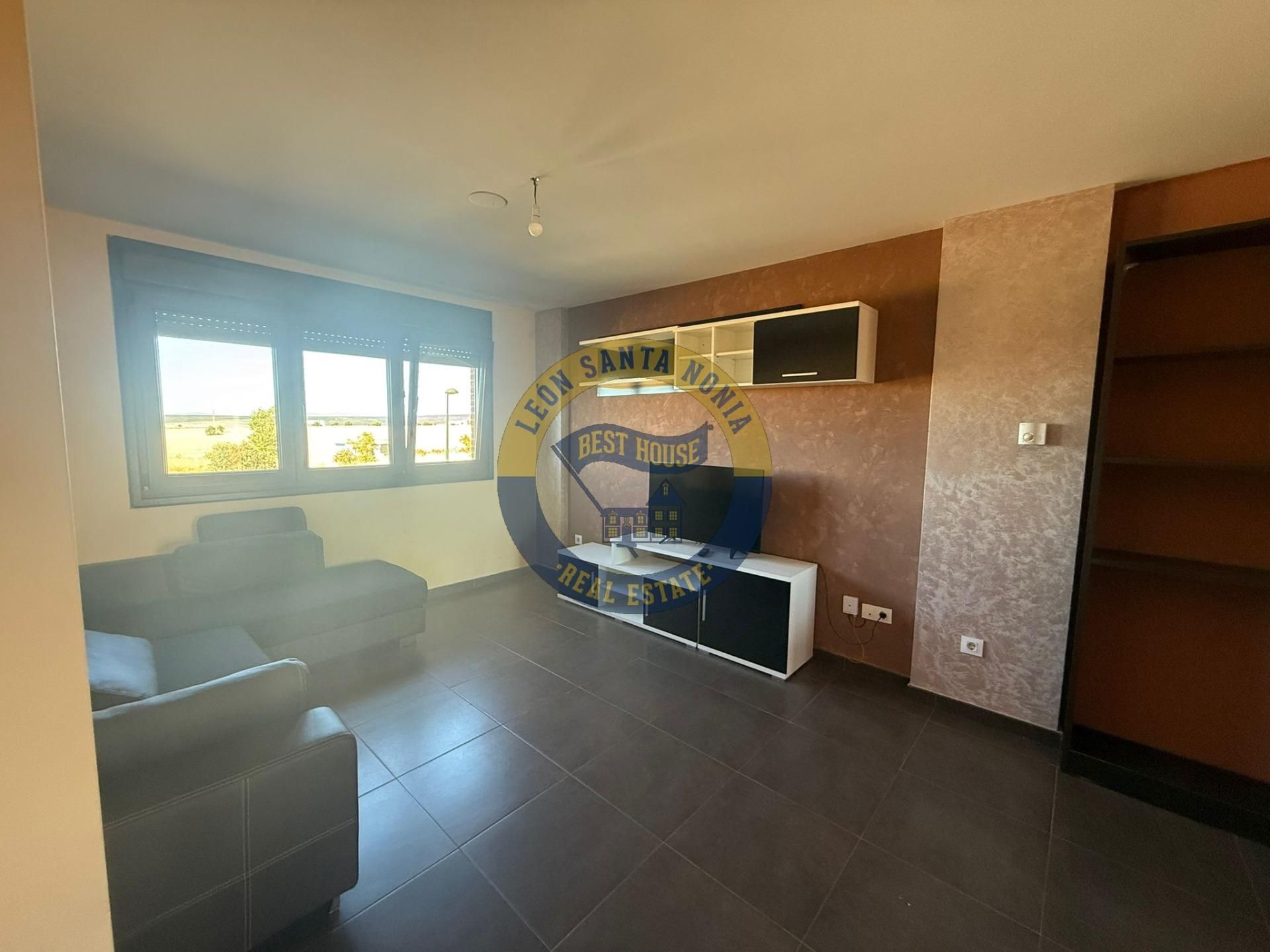 Sala d'estar de Casa adosada en venda en Garrafe de Torío amb Calefacció i Jardí privat