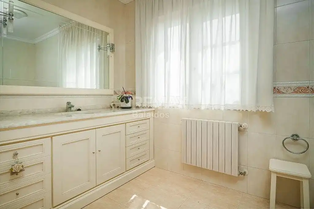 Bany de Casa o xalet en venda en A Pobra do Caramiñal amb Calefacció, Jardí privat i Parquet