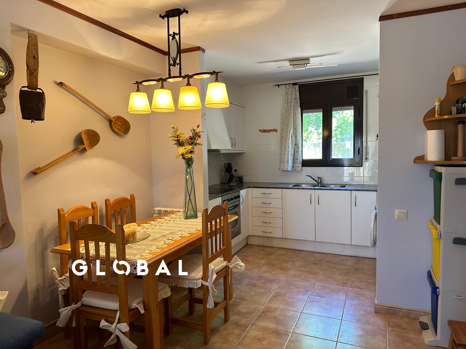 Cuina de Casa adosada en venda en Alpens amb Calefacció