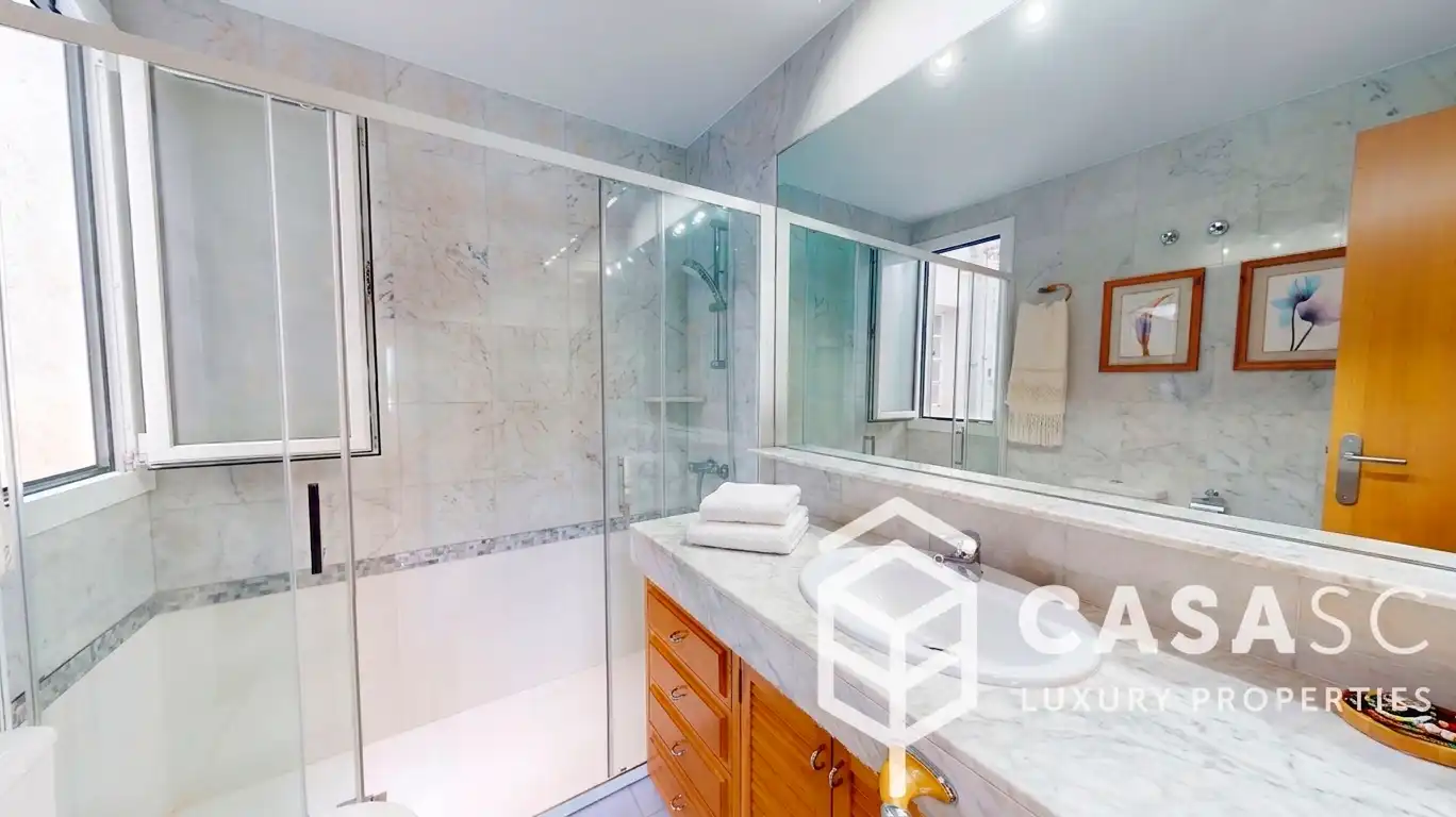 Bathroom of Attic for sale in Sant Cugat del Vallès  with Air Conditioner, Heating and Parquet flooring