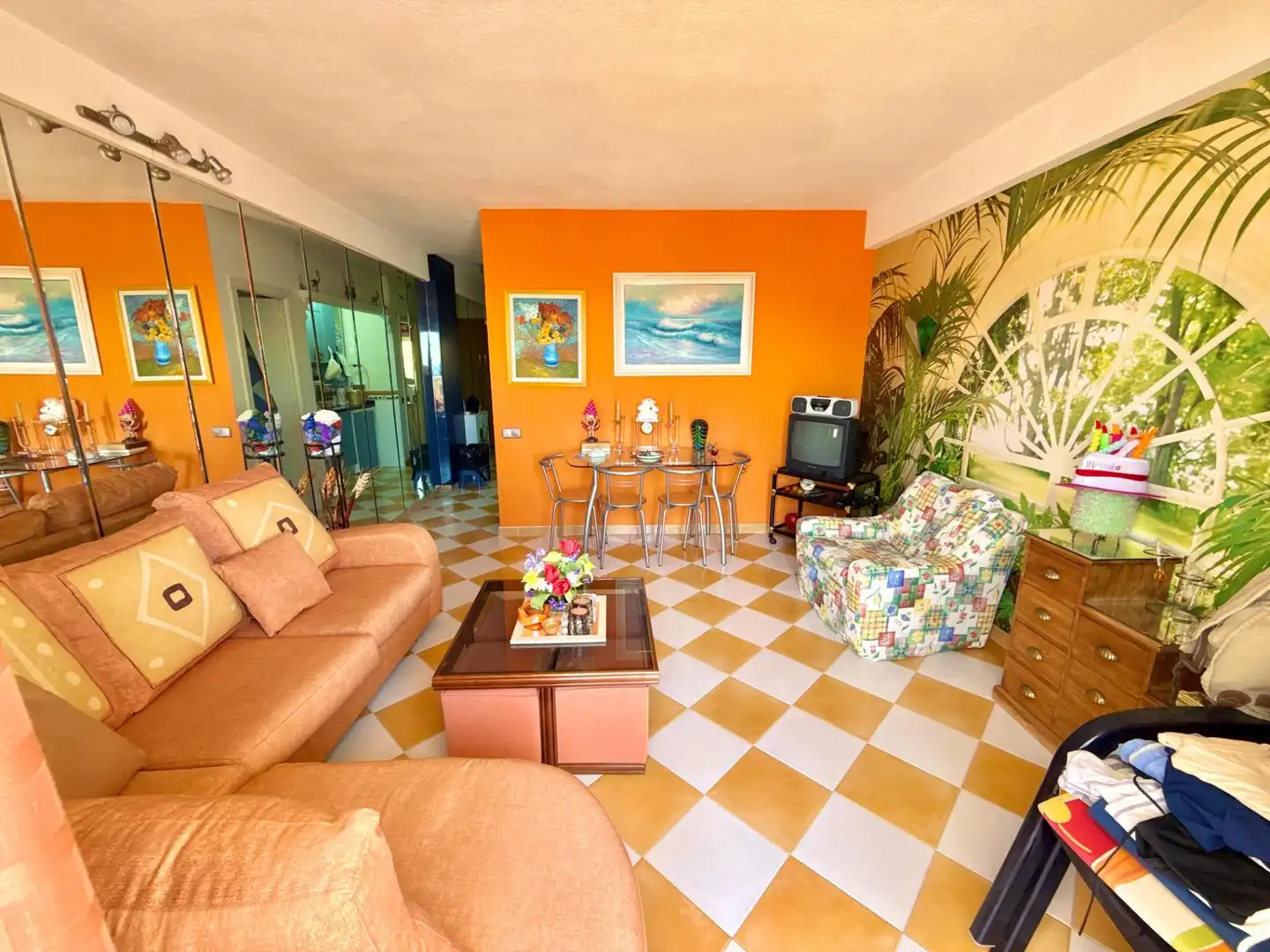 Sala de estar de Apartamento en venta en Torremolinos con Terraza, Amueblado y Piscina comunitaria