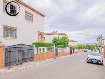 Casa aparellada en venda a La Zubia Ciudad