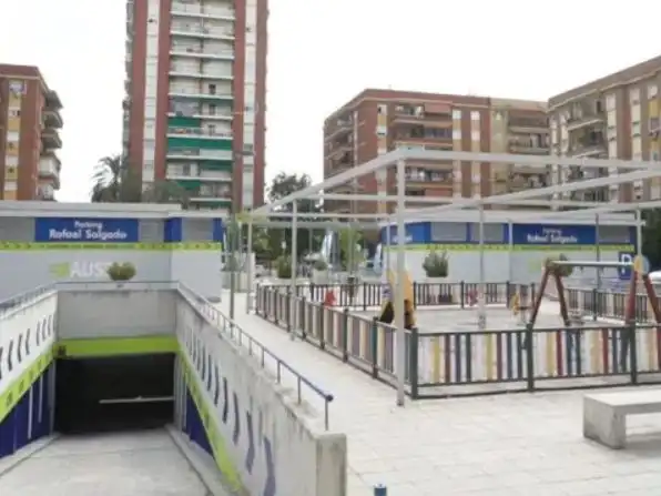 Vista exterior de Garatge en venda en Sevilla