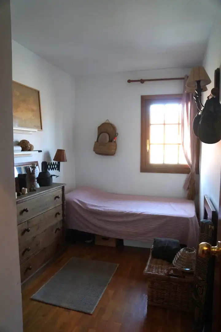 Schlafzimmer von Einfamilien-Reihenhaus zum Verkauf in Badalona mit Klimaanlage, Heizung und Privatgarten
