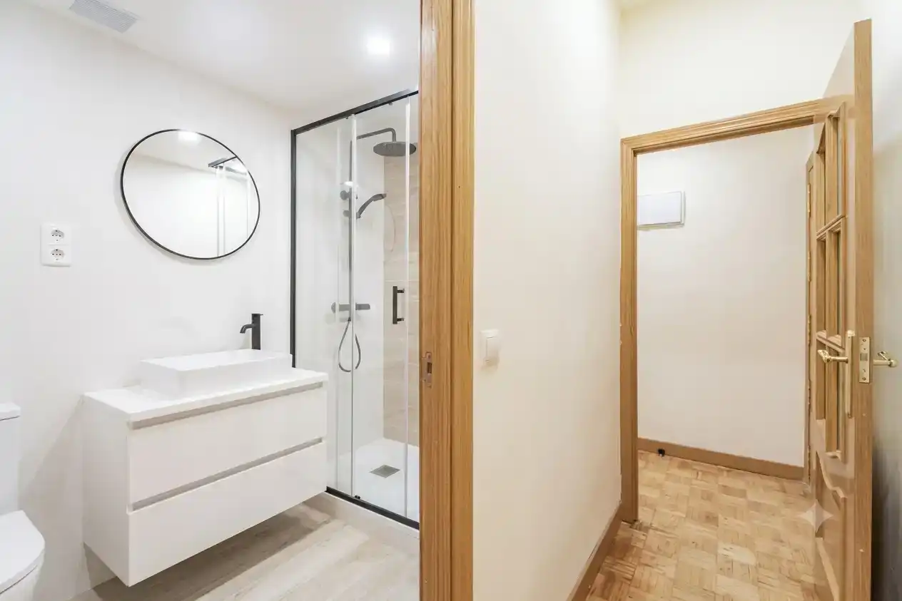 Badezimmer von Wohnung zur Miete in  Madrid Capital mit Klimaanlage