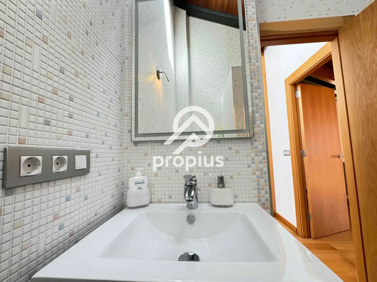 Badezimmer von Einfamilien-Reihenhaus zum Verkauf in Llanes mit Heizung und Möbliert