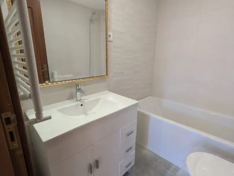 Badezimmer von Wohnung zur Miete in Madrid mit Klimaanlage, Heizung und Parkett