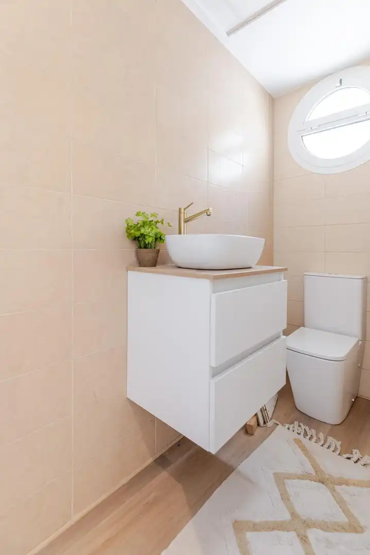 Badezimmer von Einfamilien-Reihenhaus zum Verkauf in Gilet mit Terrasse, Abstellraum und Balkon