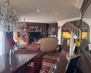 Sala d'estar de Casa o xalet en venda en Santa Cruz de Bezana amb Calefacció, Jardí privat i Parquet