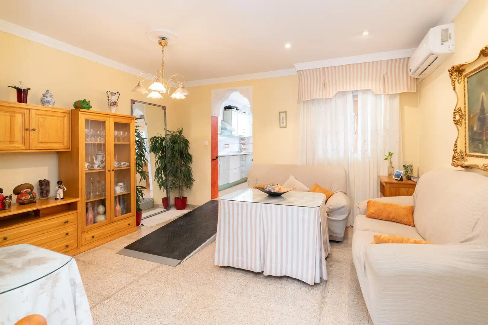 Sala d'estar de Casa o xalet en venda en Motril amb Aire condicionat i Terrassa