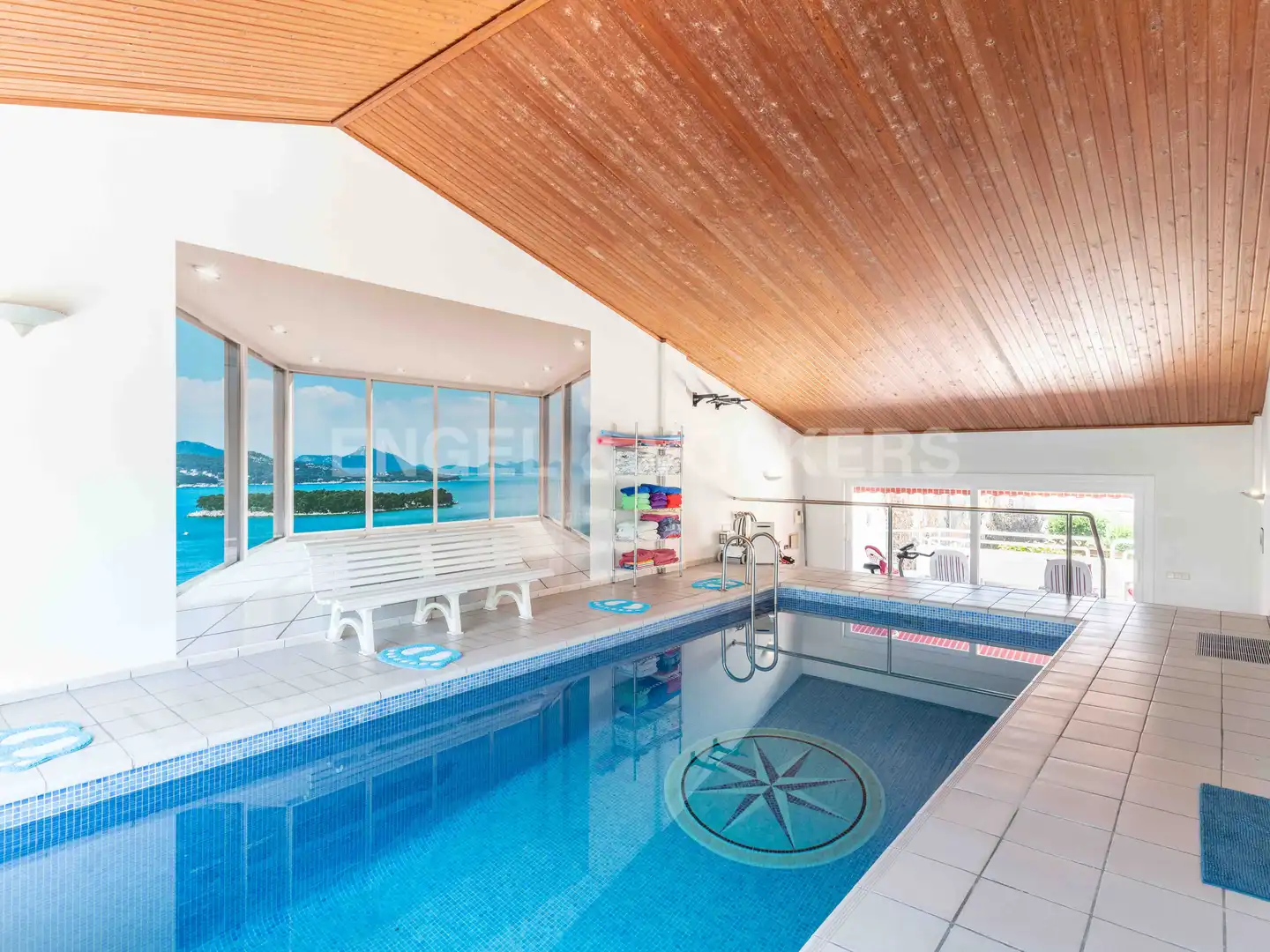 Schwimmbecken von Haus oder Chalet zum Verkauf in Pineda de Mar mit Klimaanlage, Heizung und Privatgarten