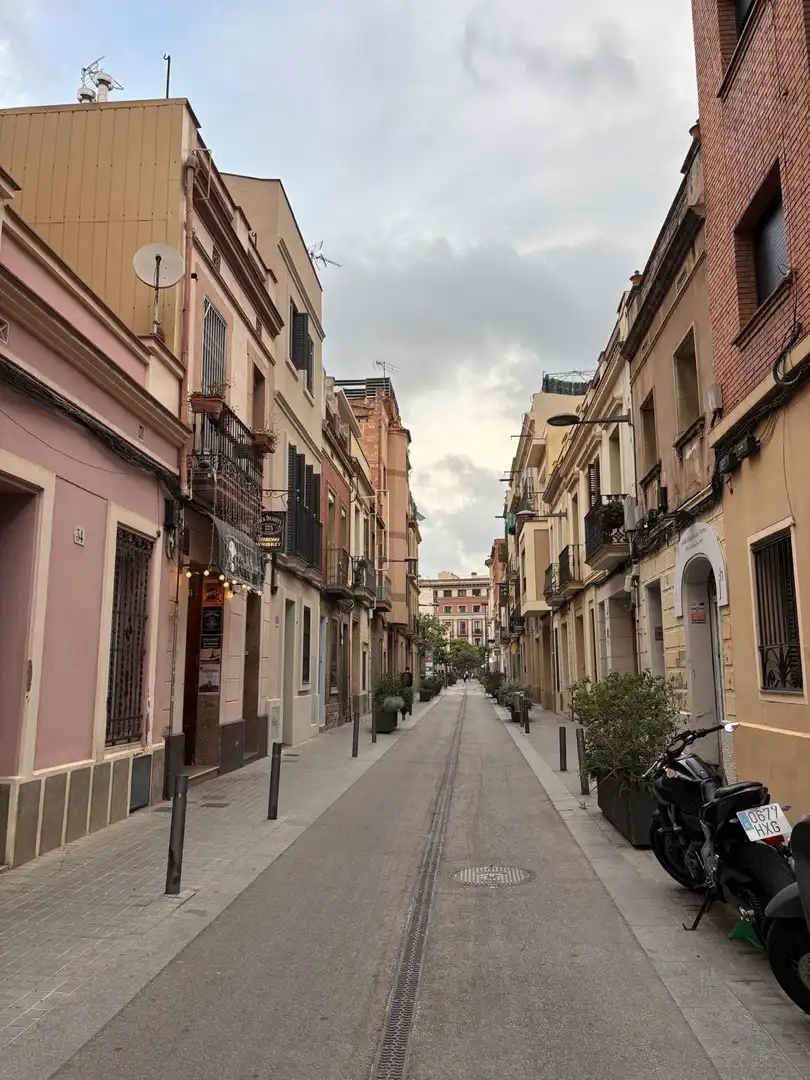 Vista exterior de Casa o chalet en venta en L'Hospitalet de Llobregat con Aire acondicionado, Terraza y Balcón