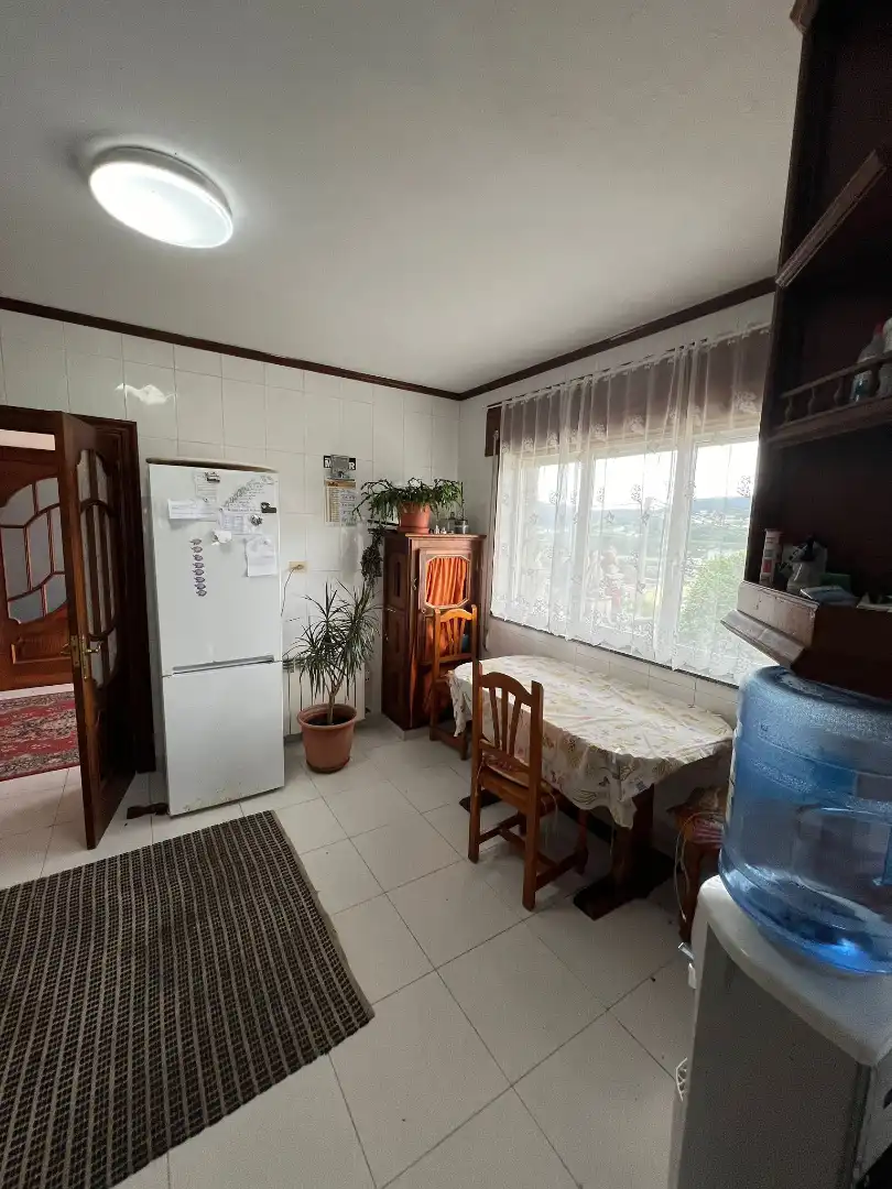 Cuina de Casa o xalet en venda en Viveiro amb Calefacció, Jardí privat i Parquet